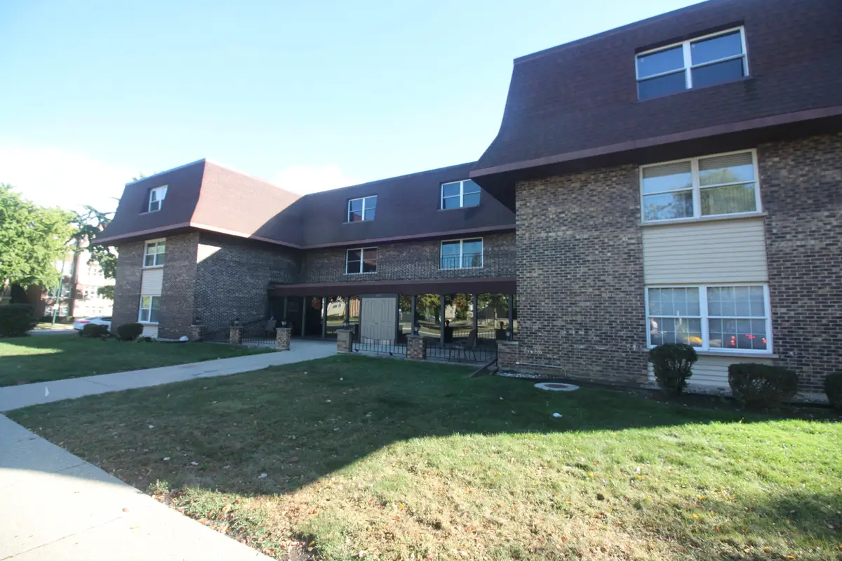 475 Shenstone Road #303, Riverside, IL 60546 - Image #1