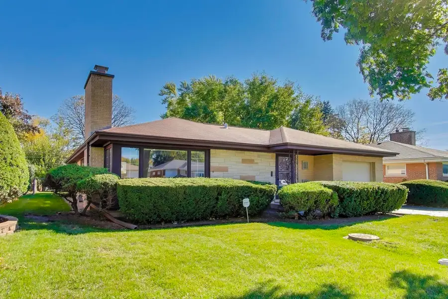 913 S Na Wa Ta Avenue, Mount Prospect, IL 60056 - Image #2