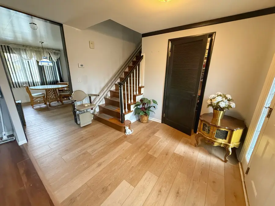 526 S Springinsguth Road, Schaumburg, IL 60193 - Image #2