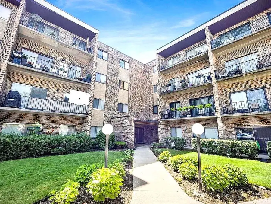 725 W Huntington Commons Road #416, Mount Prospect, IL 60056 - Image #2