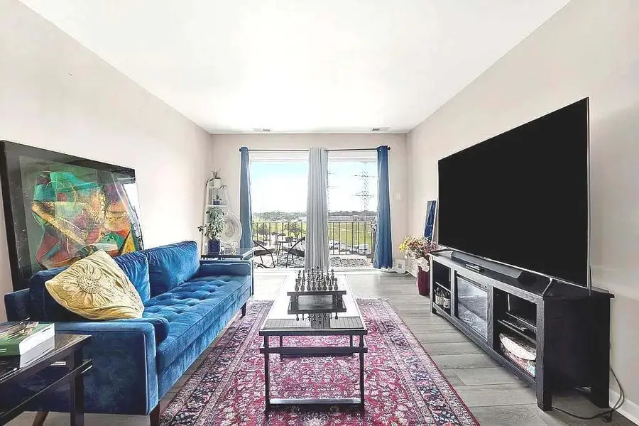 725 W Huntington Commons Road #416, Mount Prospect, IL 60056 - Image #3