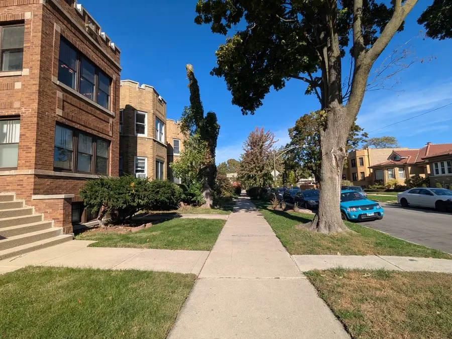 6734 N Campbell Avenue, Chicago, IL 60645 - Image #2