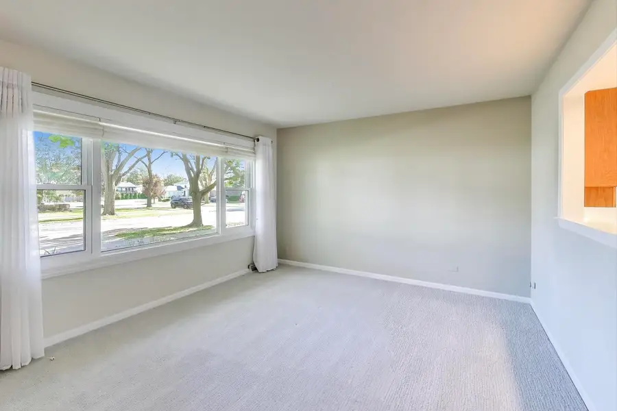 230 Shannon Court, Des Plaines, IL 60016 - Image #2