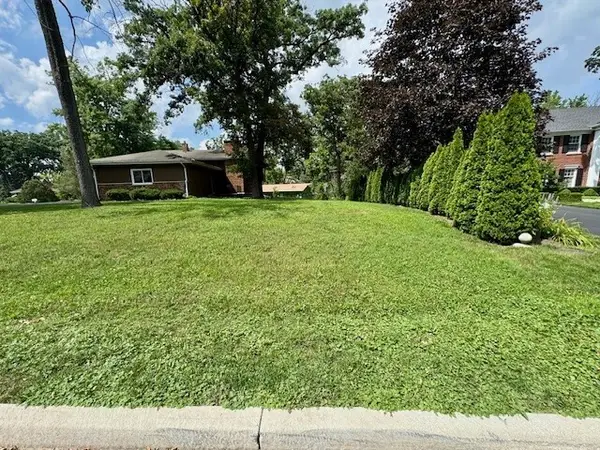 37 E Cambridge Drive, Oak Brook, IL 60523