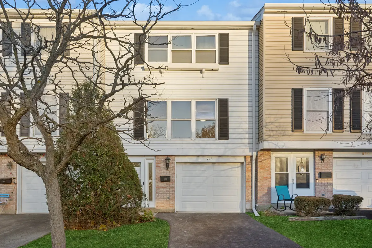 923 Banbury Court, Schaumburg, IL 60194 - Image #1