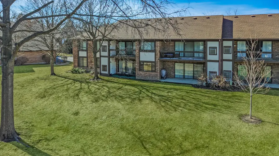 5835 Doe Circle #8, Westmont, IL 60559 - #3