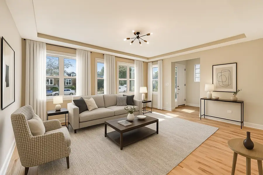 5716 W Eastwood Avenue, Chicago, IL 60630 - Image #2