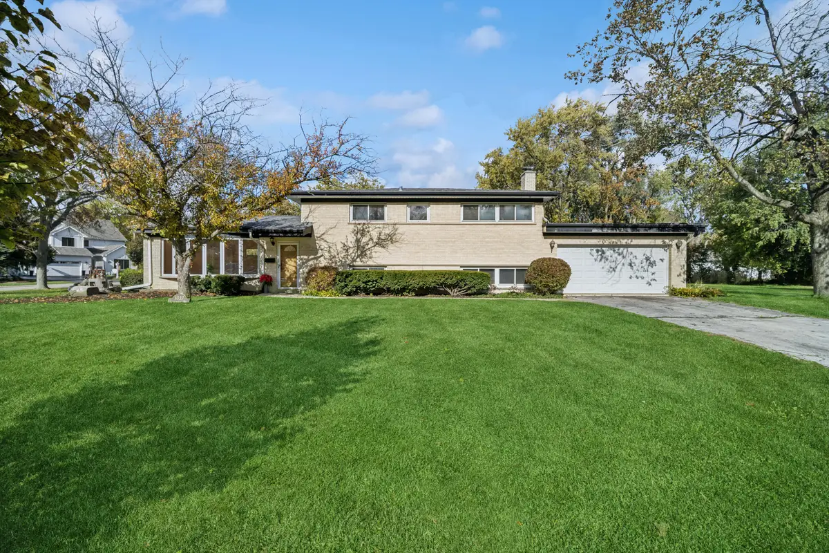 1037 Heatherfield Lane, Glenview, IL 60025 - Image #1