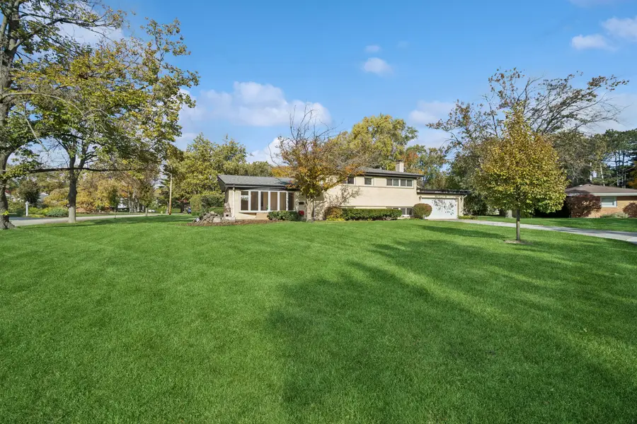 1037 Heatherfield Lane, Glenview, IL 60025 - Image #2
