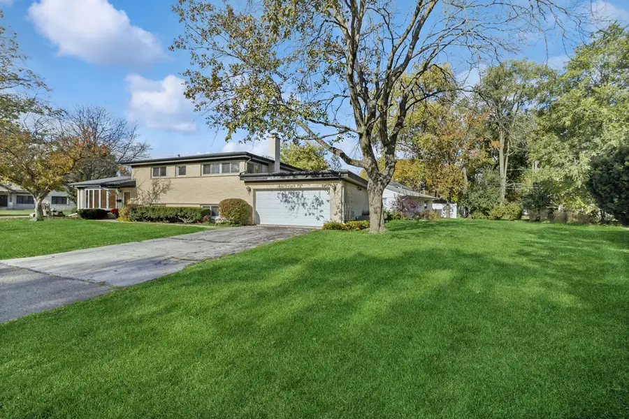 1037 Heatherfield Lane, Glenview, IL 60025 - Image #3