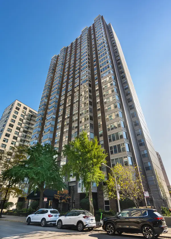 525 W Hawthorne Place #1204, Chicago, IL 60657