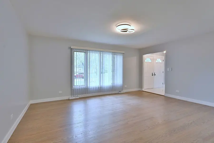 418 Surrey Lane, Lindenhurst, IL 60046 - Image #3