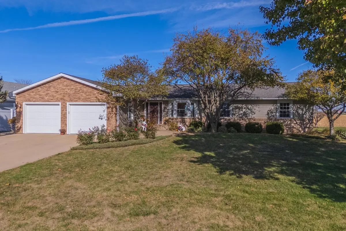 804 Havens Drive, Hudson, IL 61748 - Image #1