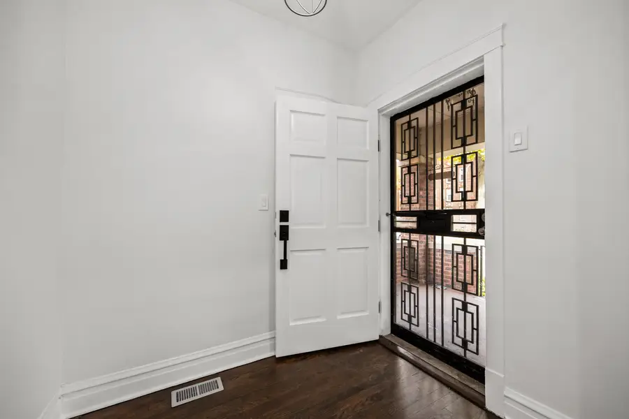 7832 S Paxton Avenue, Chicago, IL 60649 - Image #2