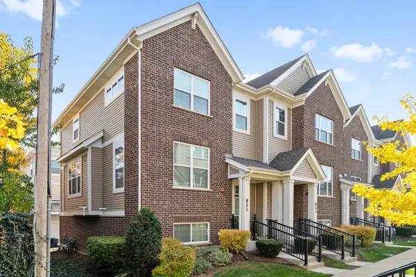 821 Lexington Circle E, Des Plaines, IL 60016