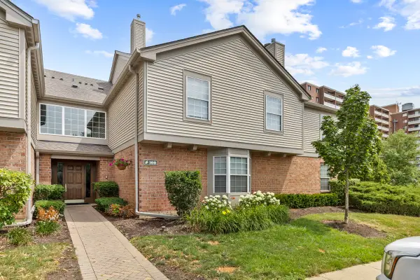 100 White Oak Court #1, Schaumburg, IL 60195