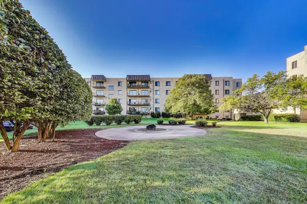 5840 W 104th Street #209, Oak Lawn, IL 60453