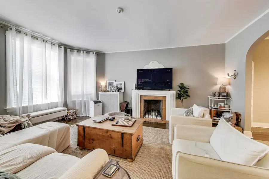 718 W Cornelia Avenue, Chicago, IL 60657 - Image #2