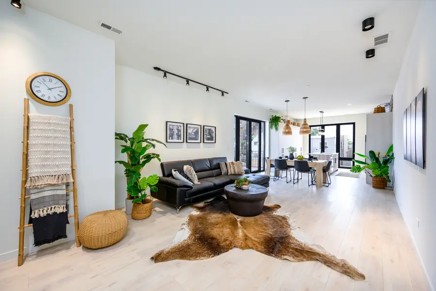 2135 W Cermak Road #2S, Chicago, IL 60608 - Image #2