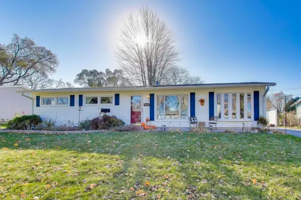 18323 W Woodland Terrace, Gurnee, IL 60031