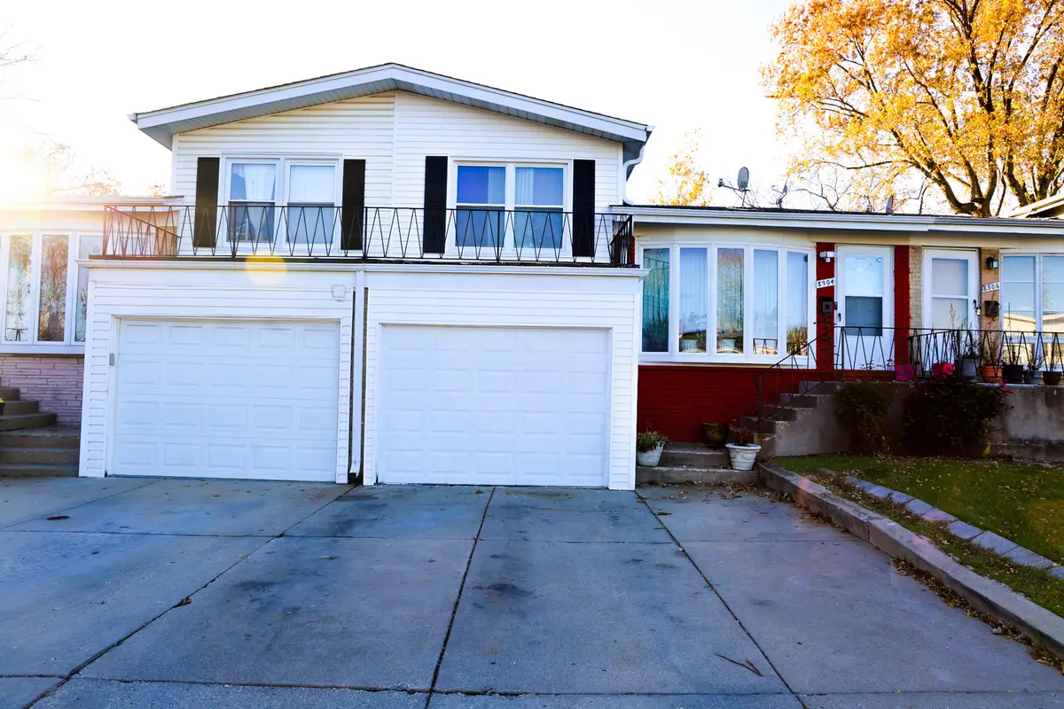 8904 Robin Drive, Des Plaines, IL 60016 - Image #1