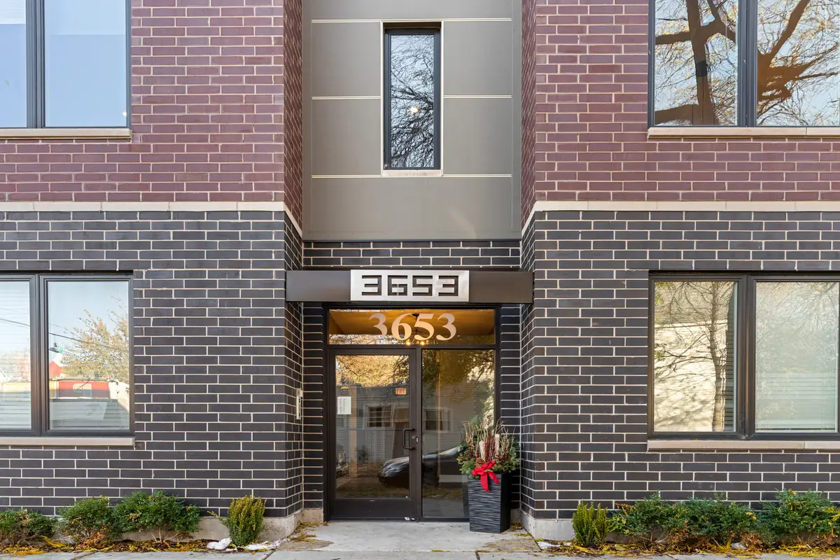 3653 W Barry Avenue #4E, Chicago, IL 60618 - Image #1