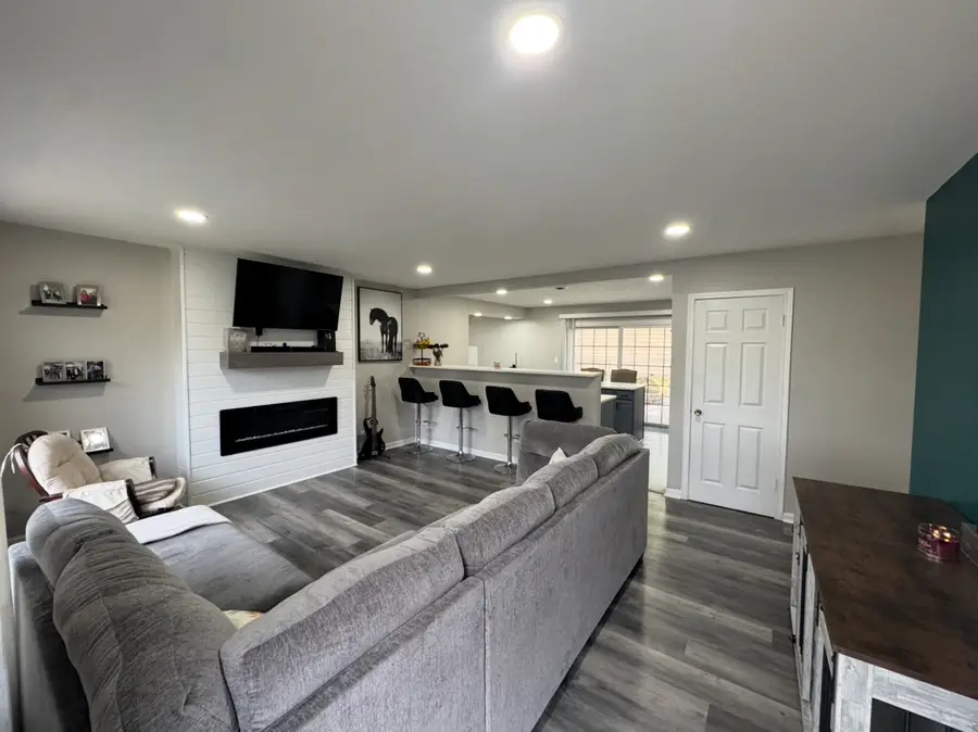 8112 S Applewood Court, Hanover Park, IL 60133 - Image #2