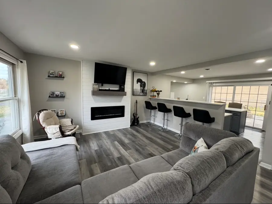 8112 S Applewood Court, Hanover Park, IL 60133 - Image #3