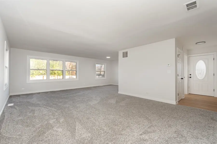 2424 E Thornwood Drive, Lindenhurst, IL 60046 - Image #2