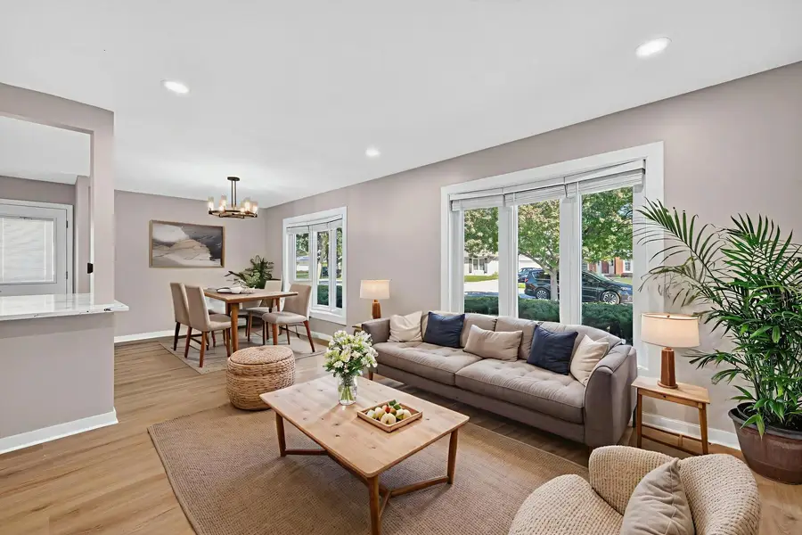 1813 W Pheasant Trail, Mount Prospect, IL 60056 - Image #2