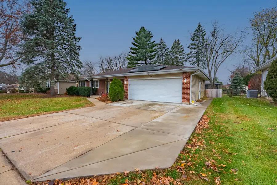 904 Chippewa Drive, Elgin, IL 60120 - Image #2