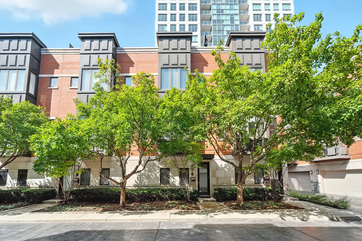 460 W Superior Street #7, Chicago, IL 60654 - Image #1