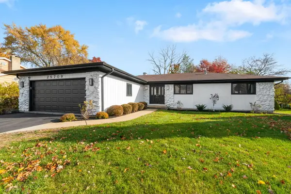 2S709 Ave Chateaux Drive, Oak Brook, IL 60523