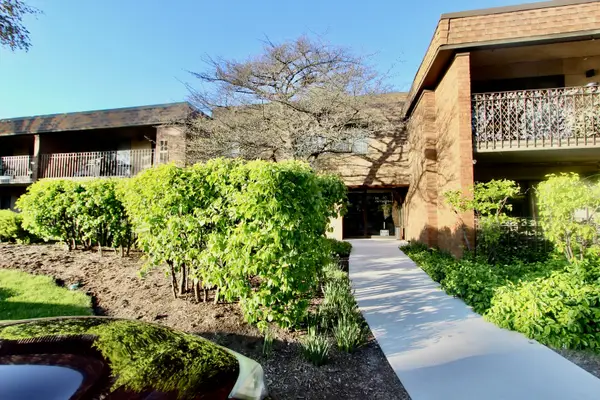 10 Old Oak Drive #103, Buffalo Grove, IL 60089