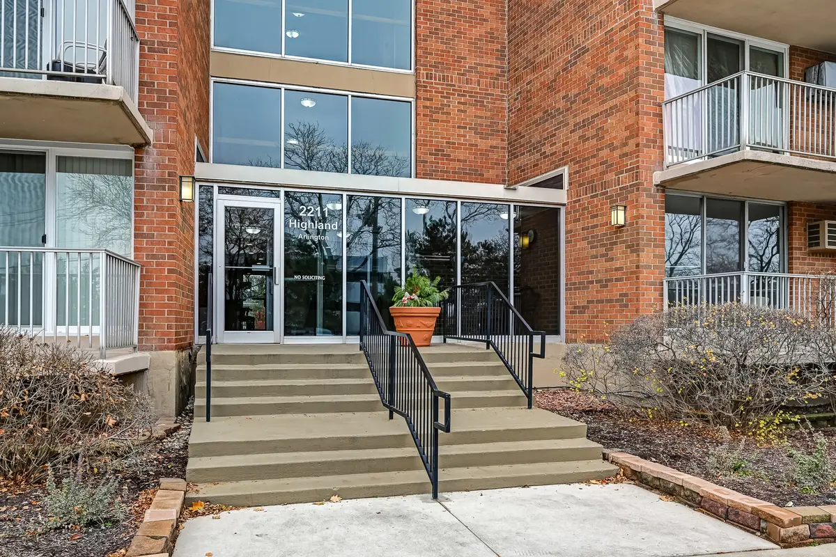 2211 S Highland Avenue #3E, Lombard, IL 60148 - Image #1