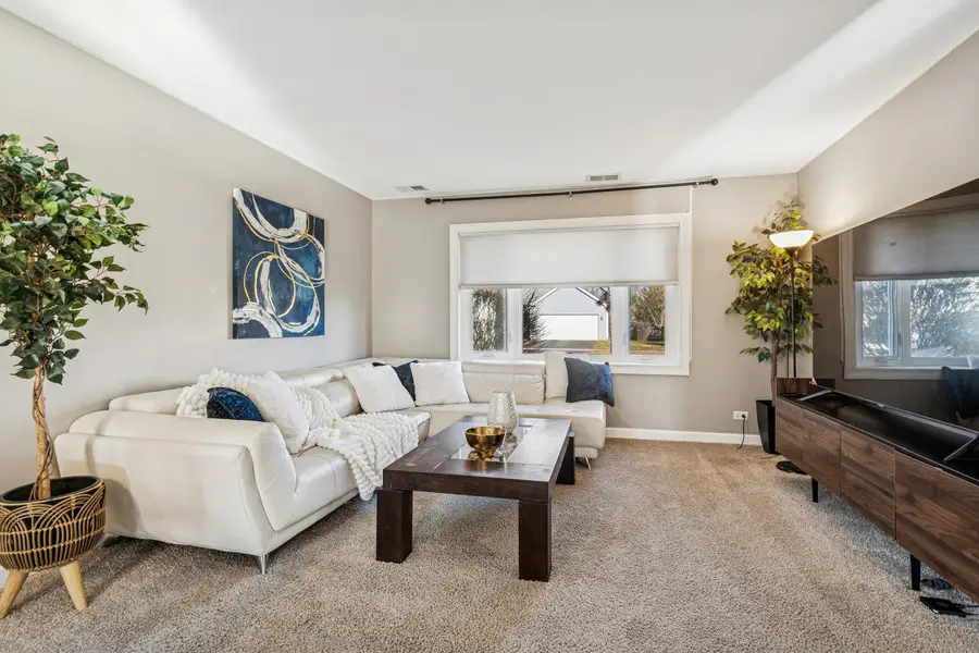 5229 Beechwood Avenue, Gurnee, IL 60031 - Image #3