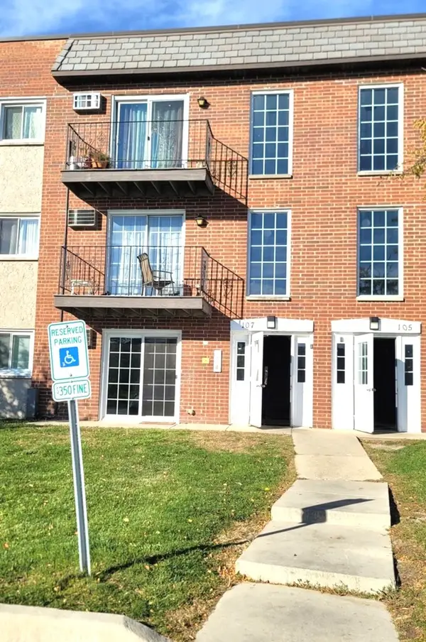 107 W Elk Trail #106, Carol Stream, IL 60188