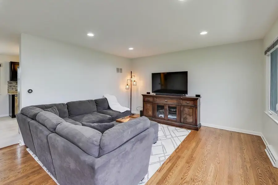 111 S Bobby Lane, Mount Prospect, IL 60056 - Image #2