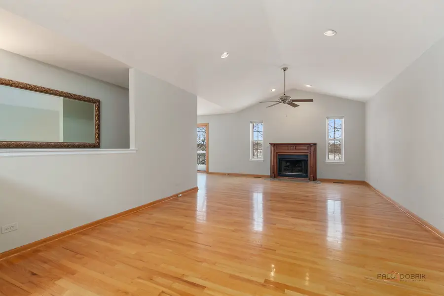 186 N Crooked Lake Lane, Lindenhurst, IL 60046 - Image #2