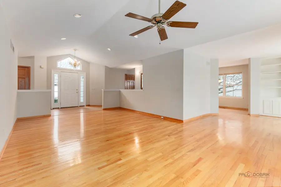 186 N Crooked Lake Lane, Lindenhurst, IL 60046 - Image #3