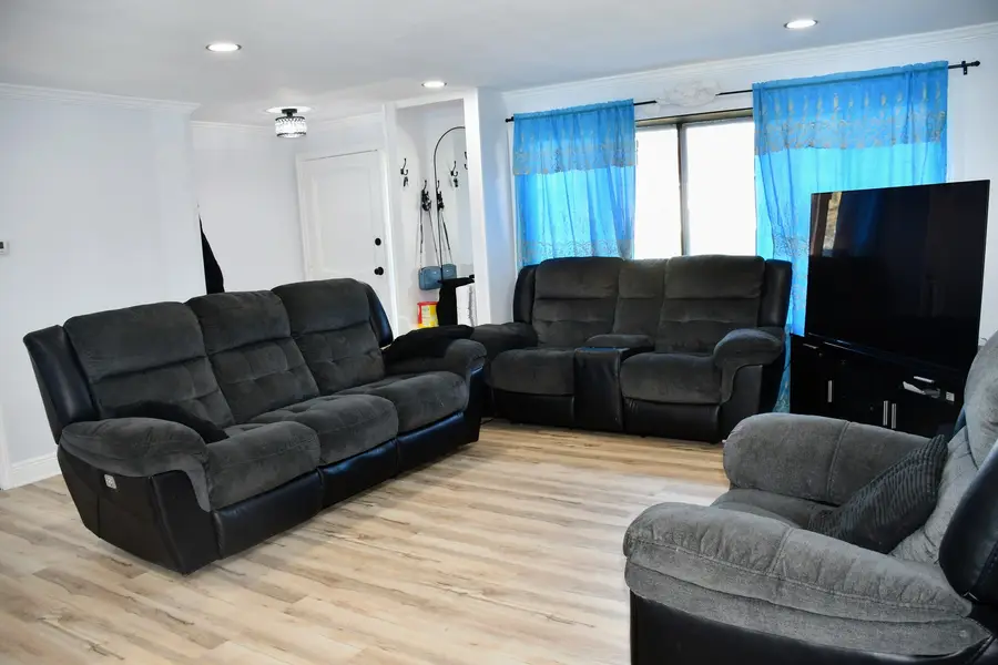 631 W Weathersfield Way, Schaumburg, IL 60193 - Image #2