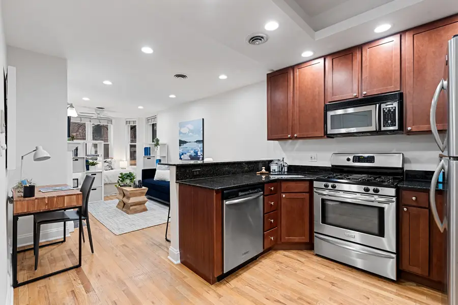 950 W Belle Plaine Avenue #1W, Chicago, IL 60613 - Image #2