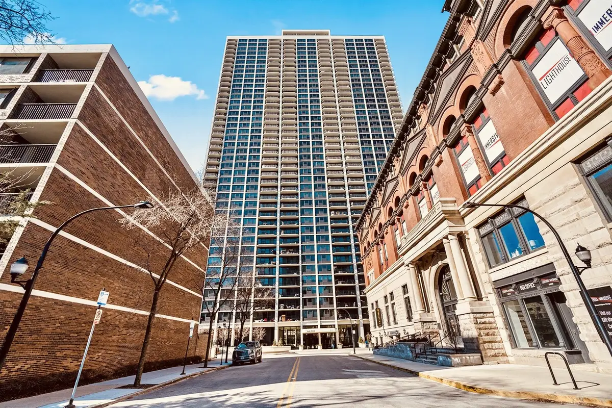 1560 N Sandburg Terrace #2705J, Chicago, IL 60610 - Image #1