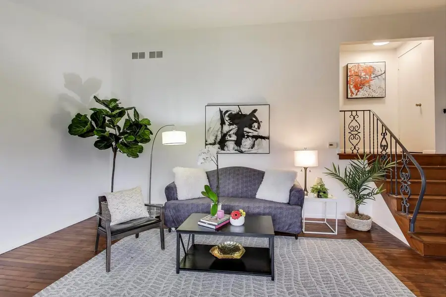 601 Carriage Hill Drive, Glenview, IL 60025 - Image #3