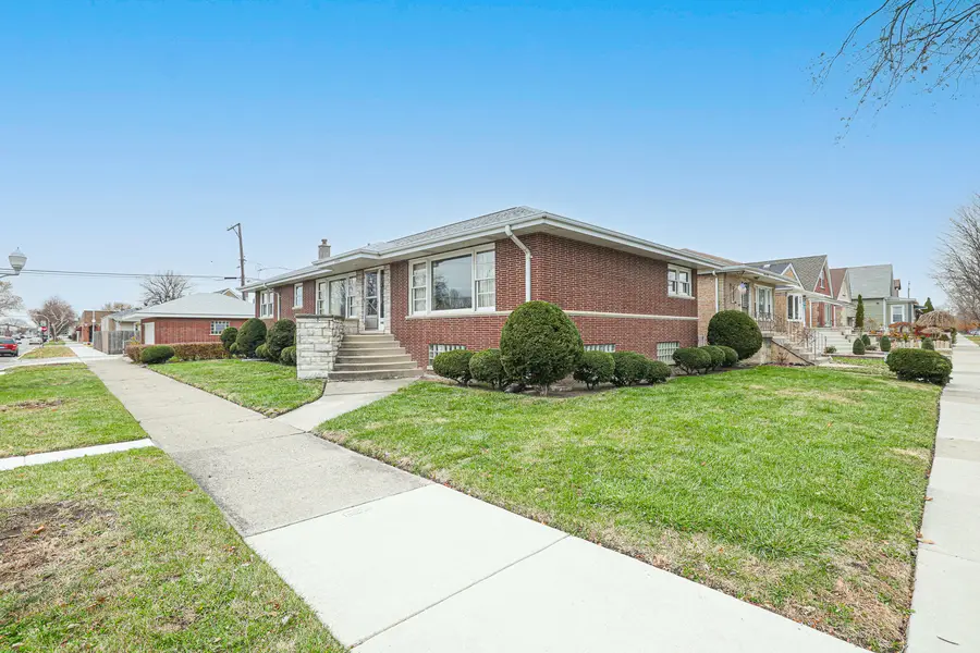 5556 S Tripp Avenue, Chicago, IL 60629 - Image #2