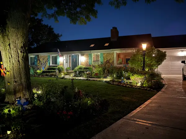 2830 S Briarwood Drive, Arlington Heights, IL 60005