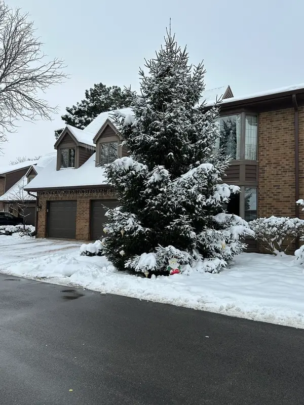 12 Queens Court, Westchester, IL 60154