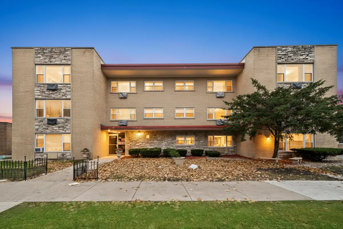 415 S Maple Avenue #202, Oak Park, IL 60302 - Image #1