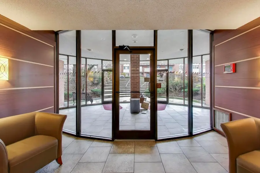 2046 Saint Johns Avenue #4b, Highland Park, IL 60035 - Image #2