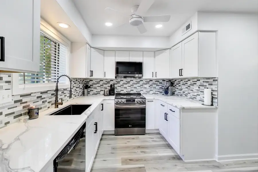 111 W Brandon Court #E24, Palatine, IL 60067 - Image #2